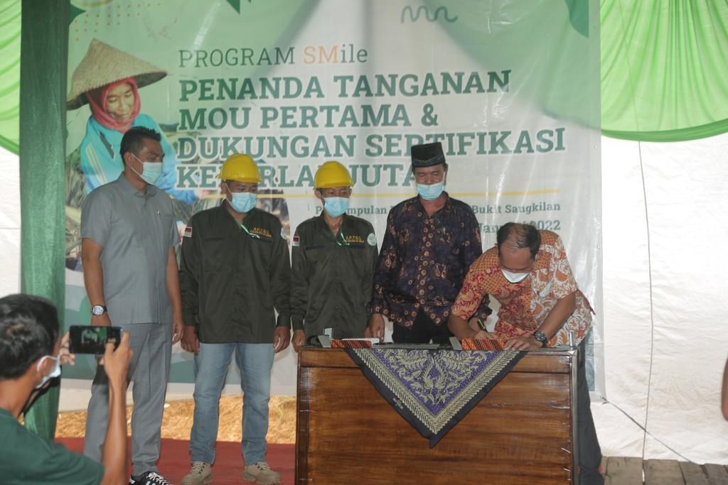 penandatanganan nota kesepahaman (MoU) antara PT Asian Agri dengan Perkumpulan Putra Tunggal Bukit Sangkilan (PPTBS) Bulian Jaya