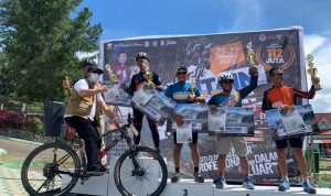 Asisten Administrasi Umum Setda Kerinci, Darifus, SE,. MM, melepas secara langsung peserta Sport Tourism Gran Fondo 2022 di Desa Lindung Jaya.