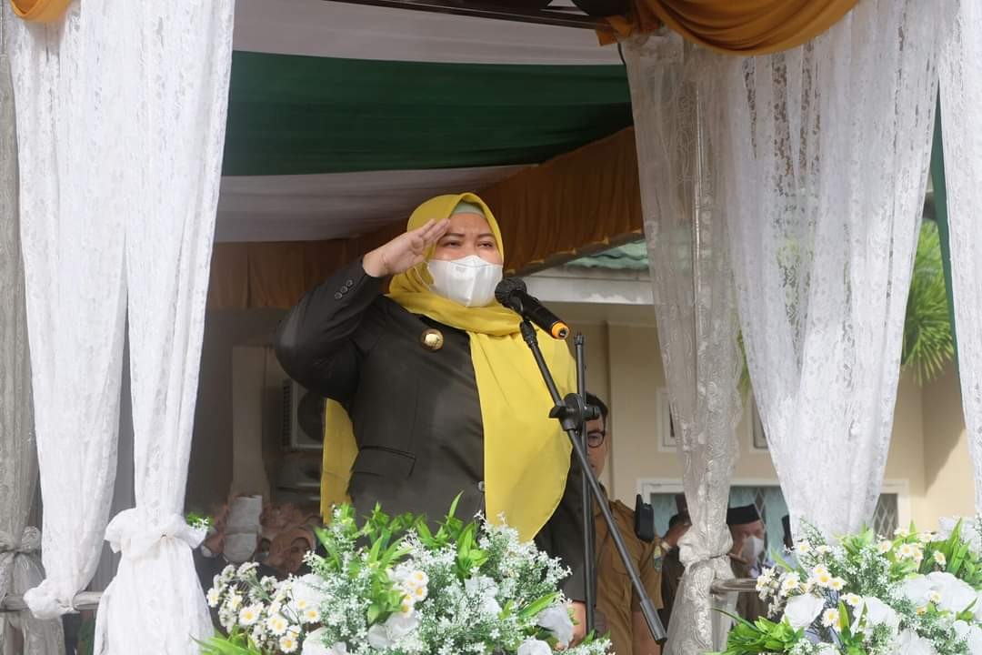 Bupati Muaro Jambi, Masnah Busro bertinndak sebagai inspektur upacara pada Peringatan Hari Amal Bhakti Kementerian Agama RI ke-76.