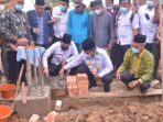 peletakkan batu pertama pembangunan Masjid Baitussalam di Desa Arang-Arang.