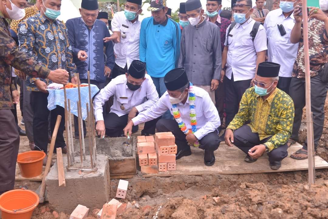 masjid peletakkan batu pertama pembangunan Masjid Baitussalam di Desa Arang-Arang.