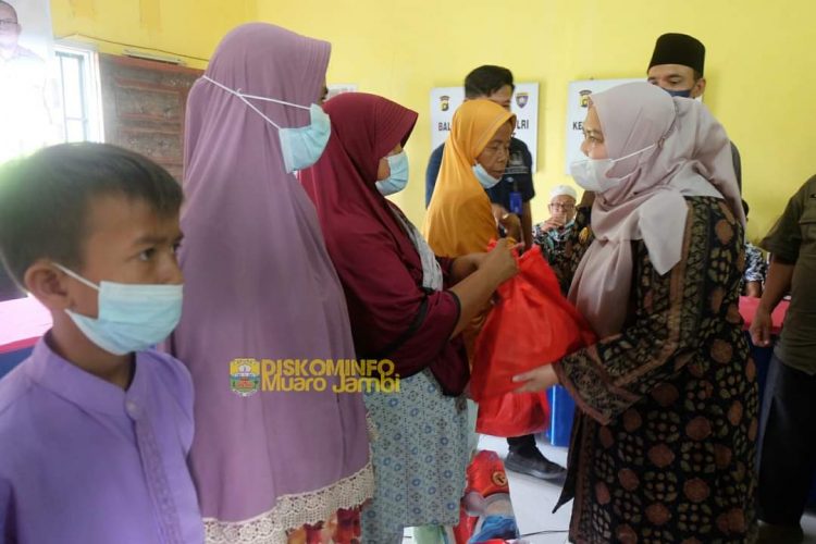 pemberian bantuan paket Sembako dan santunan bagi anak yatim di Desa Sogo, Kecamatan Kumpeh