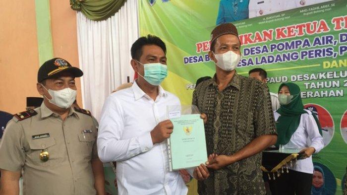Bupati Batanghari saat menyerahkan sertifikat prona kepada masyarakat.