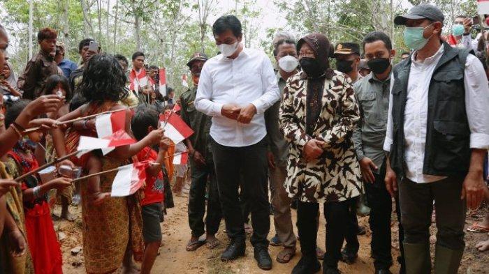 Bupati M.Fadhil Arief saat mendampingi Mensos mengunjungi warga SAD.