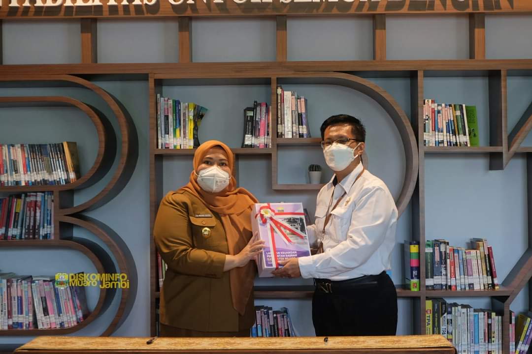 Bupati Masnah menyerahkan LKPD APBD TA 2021 kepada BPK-RI Perwakilan Jambi.