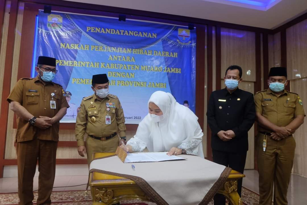 Penandatanganan Naskah Perjanjian Hibah Daerah (NPHD) antara Pemerintah Kabupaten Muaro Jambi dengan Pemerintah Provinsi Jambi
