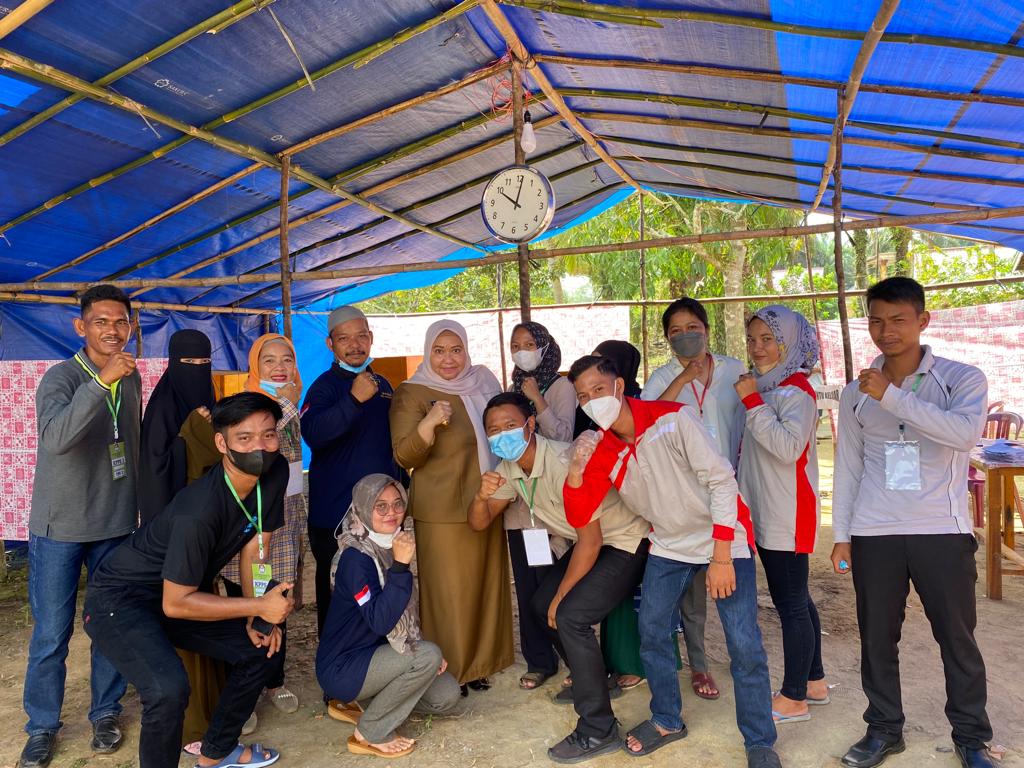 Bupati Masnah berfoto bersama dengan petugas TPS Tanjung Katung.