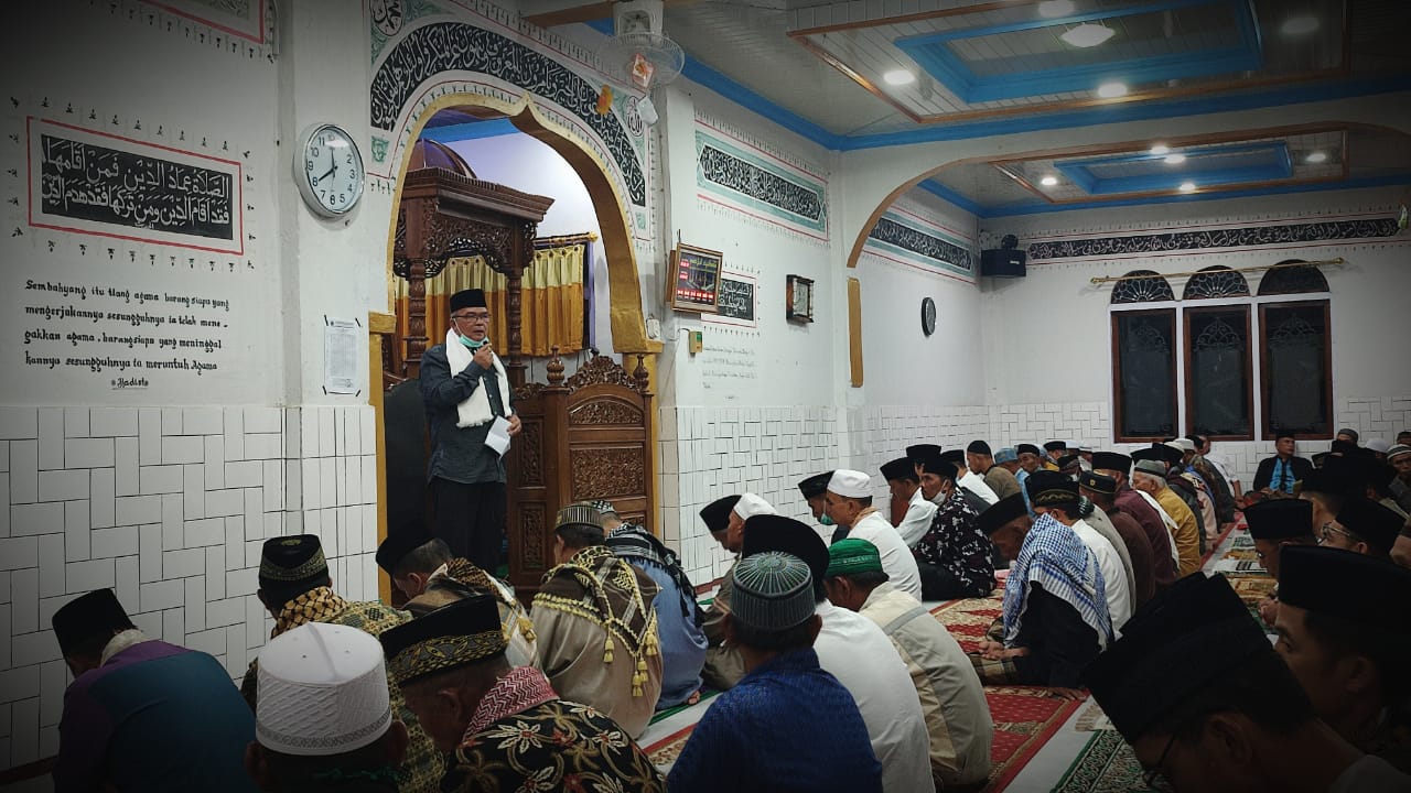 Sekda Kerinci Zainal Efendi melaksanakan safari ramadan dan tarawih di Masjid Syuhada Desa Dusun Baru