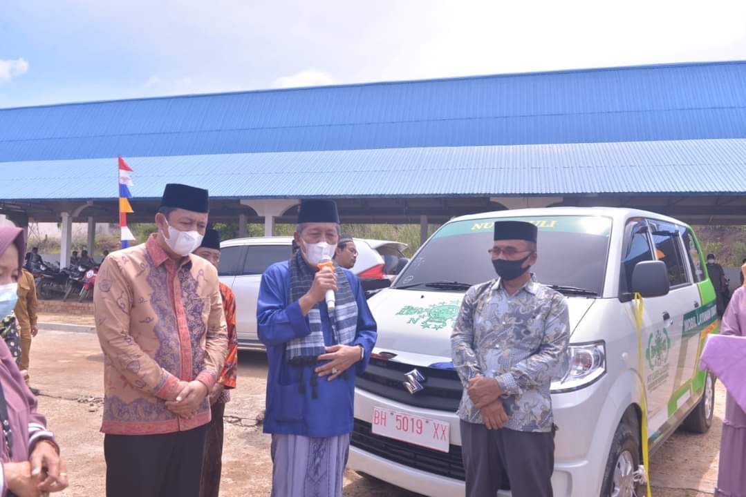 Acara penyerahan bantuan satu unit mobil layanan ummat dari NU Ranting Cabang Bahar Selatan kepada warga Desa Tanjung Mulia.
