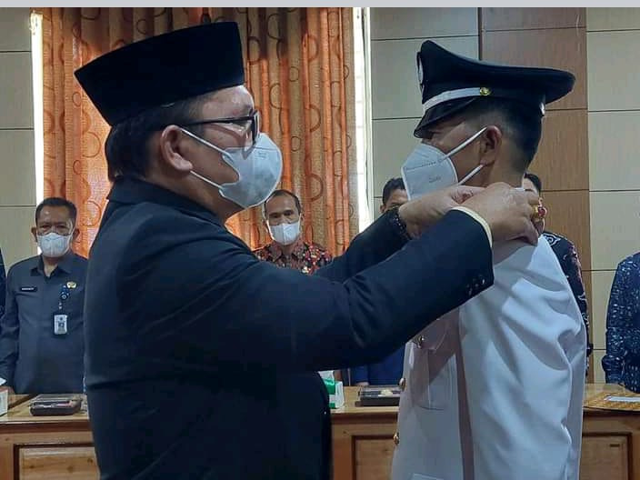Wako Ahmadi melantik Itarlis sebagai Kepala Desa Tanjung Muda.