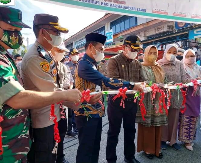 Wali Kota Sungai Penuh, Ahmadi Zubir membuka secara resmi Pasar Ramadhan dan Pasar Mambo Tahun 2022