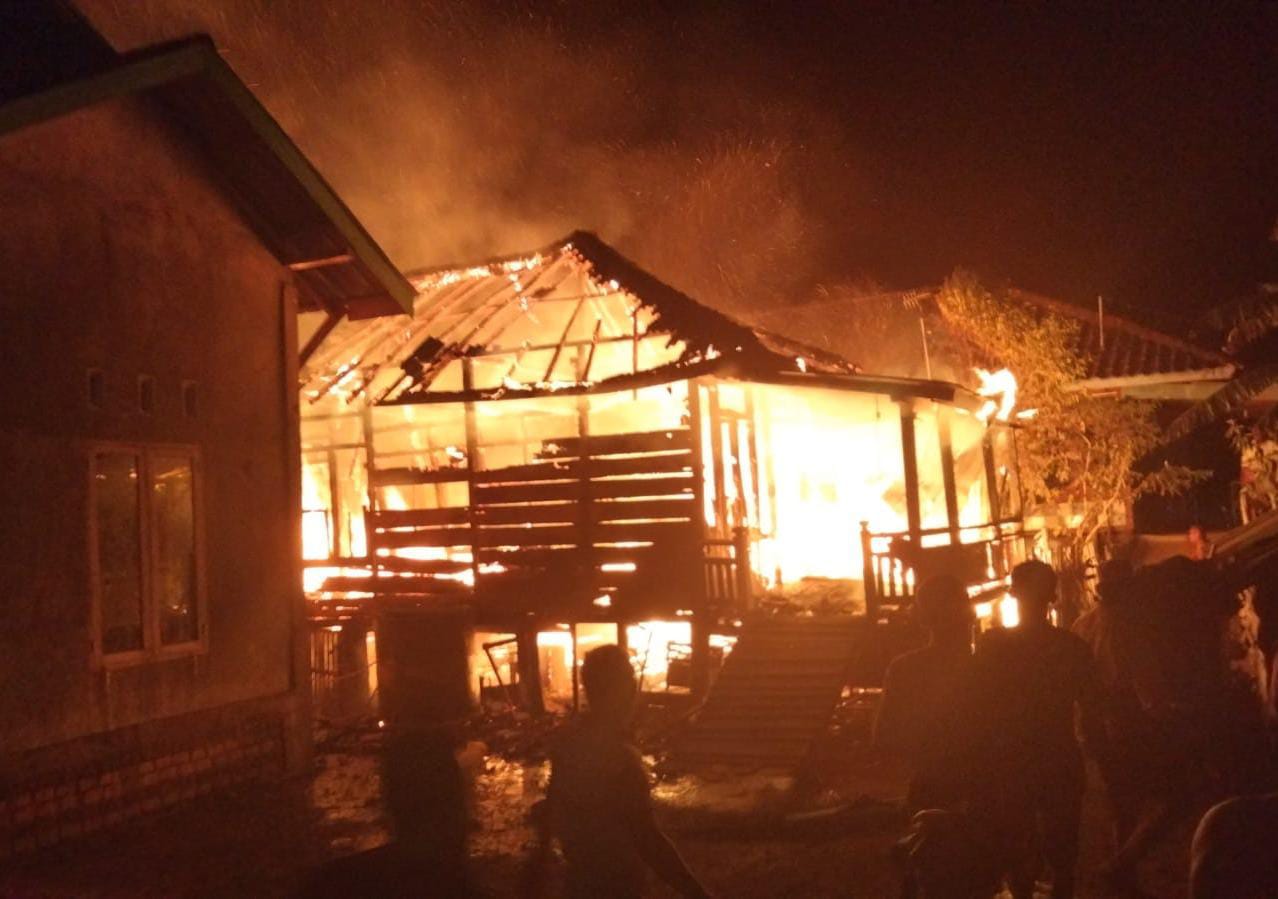 Kebakaran yang menimpa rumah milik Edi, Warga Desa Pulau Kayu Aro, Sekernan.