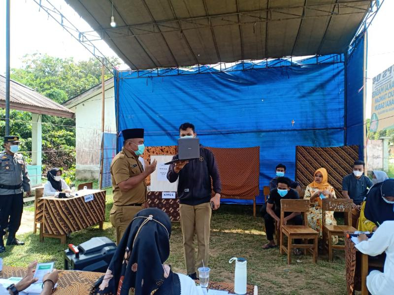 Sekda Muaro Jambi Budi Hartono meninjau pelaksanaan Pilkades serentak gelombang I di Desa Rengas Bandung, Kecamatan Jaluko.