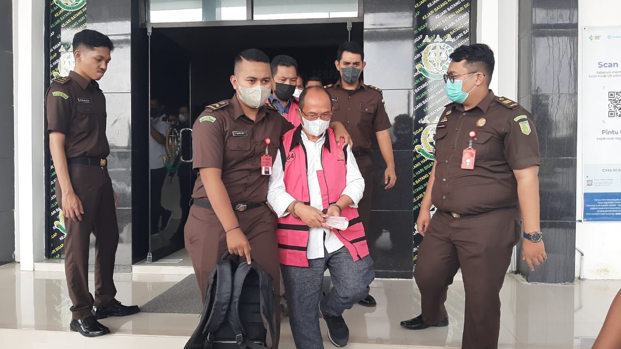 Proses penahanan tersangka IP, IZ, dan MYB di Kejari Batanghari.