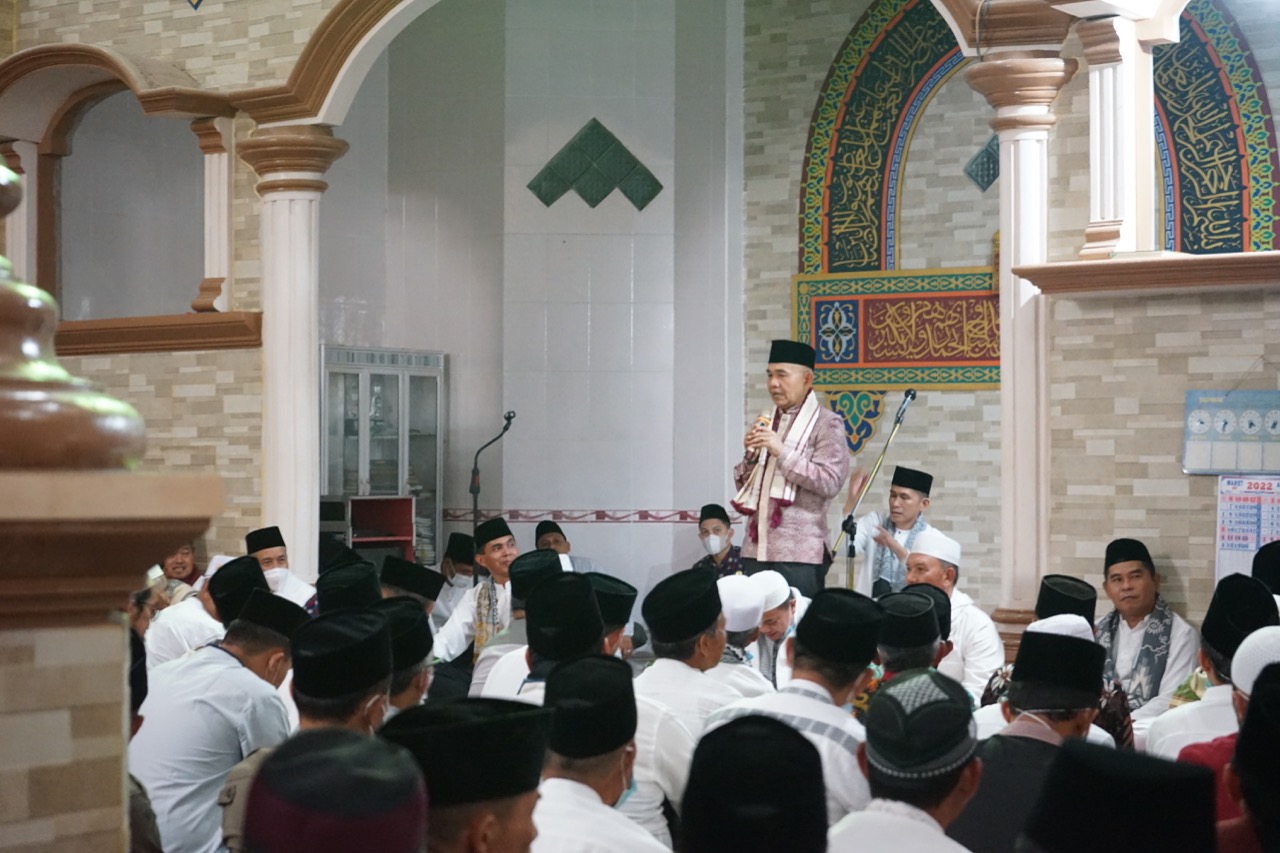 Bupati Kerinci Adirozal