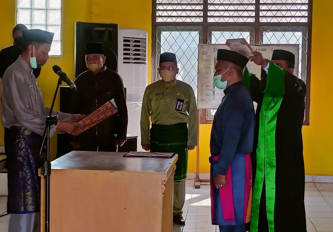 Sekda M.Azan saat melantik Sekdis P&K Batangahari.