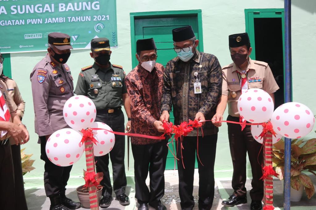 Serah terima rumah program pasca Perkemahan Wirakarya Nasional Jambi 2021 di Desa Sungai Baung, Muara Bulian.
