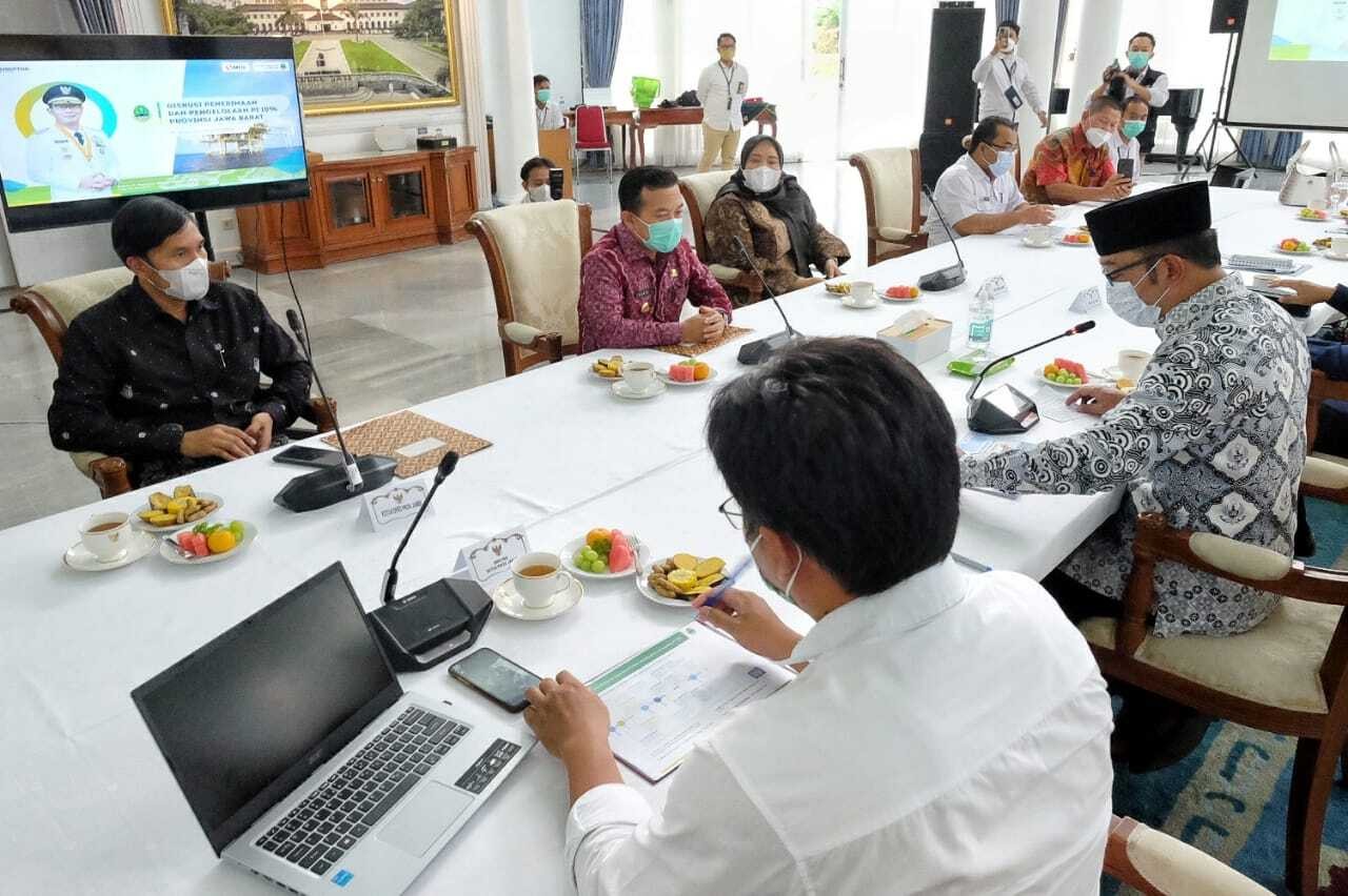 Bupati Masnah saat menghadiri studi banding pengelolaan fee 10 persen ke Pemprov Jabar.