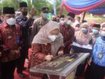 Penandatanganan prasasti Gedung Serba Guna Desa Suak Putat.
