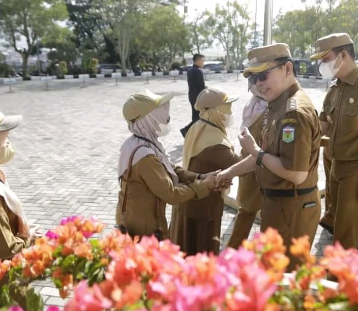 Wali Kota Sungai Penuh Ahmadi Zubir menyalami para ASN usai apel kerja.