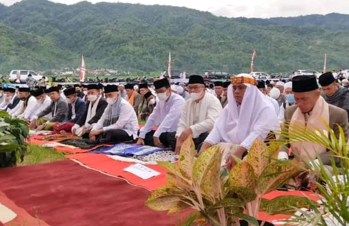 Bupati Kerinci Dr.H.Adirozal, saat salat Ied di Lapangan Trides.
