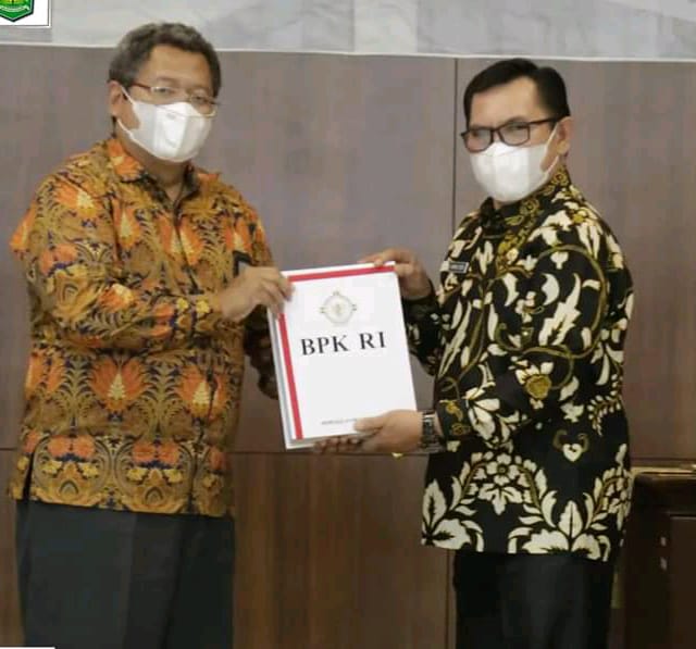 Wali Kota Ahmadi Zubir terima piagam penghargaan opini WTP atas Laporan Keuangan Pemerintah Daerah (LKPD) Tahun Anggaran 2021.