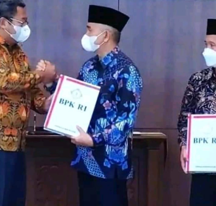 Bupati Kerinci Dr. H. Adirozal terima LHP atas LKPD Tahun 2021 dari BPK-RI.