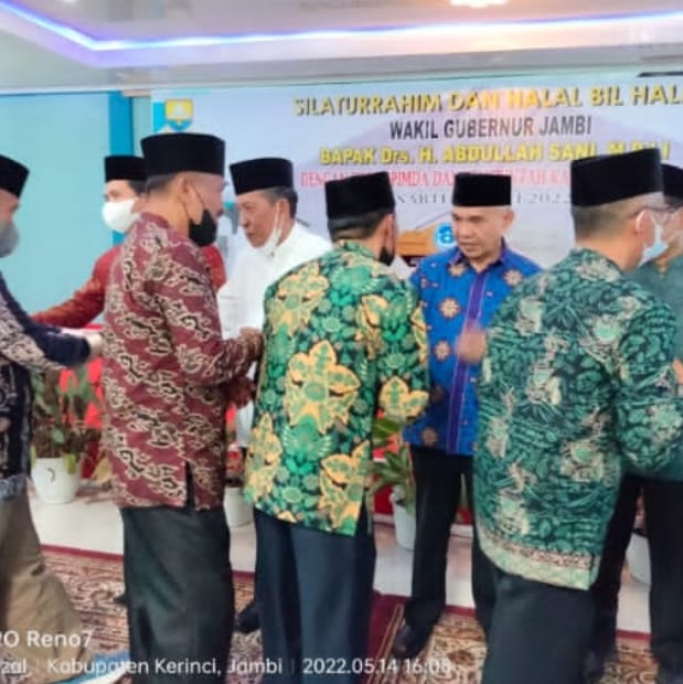 Bupati Kerinci H.Adirozal menyalami para pejabat dalam acara halal bihalal.