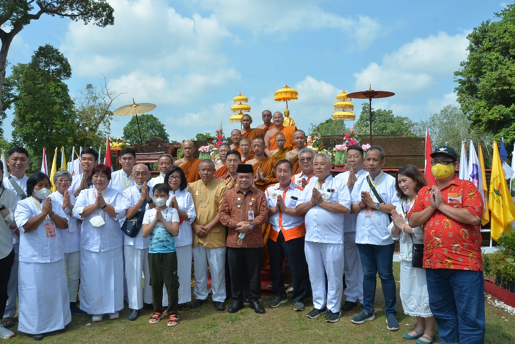 Peringatan Hari Raya Waisak di Candi Muaro Jambi
