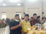 Anggota DPRD Muaro Jambi, Zulkifli I duduk bersama Pj Bupati Bachyuni Deliansyah.