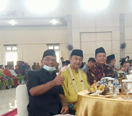 Anggota DPRD Muaro Jambi, Zulkifli I duduk bersama Pj Bupati Bachyuni Deliansyah.