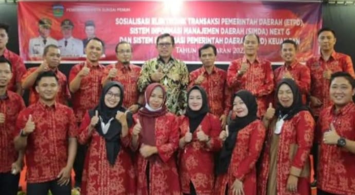 WhatsApp Image 2022-05-26 at 12.44.44 Wako Ahmadi Buka berfoto bersama dengan peserta kegiatan sosialisasi ETPD, SIMDA, dan SIPD.