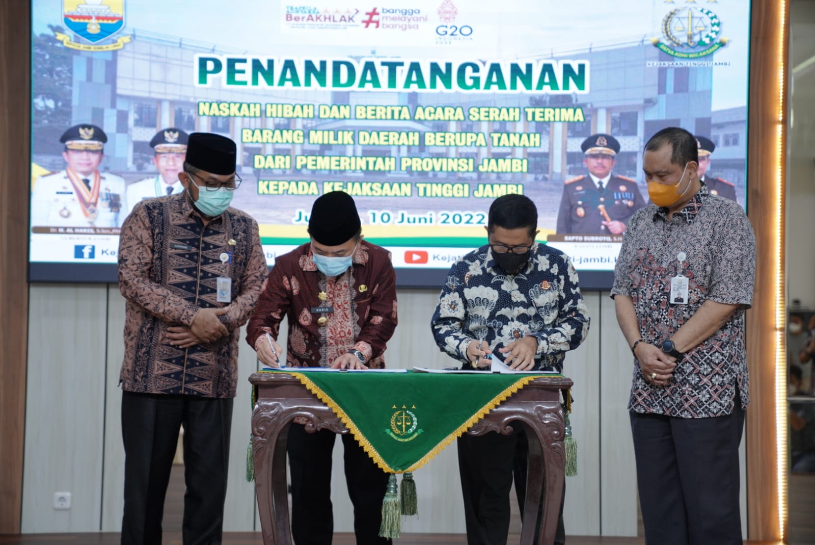 Penandatanganan dan Penyerahan Hibah Barang Milik Daerah berupa Tanah Milik Pemerintah Provinsi Jambi kepada Kejaksaan Tinggi Jambi