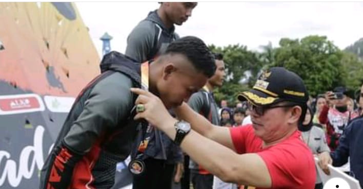 Wako Ahmadi mengalungkan medali kepada pemenang Kejuaraan Nasional (Kejurnas) Paralayang dan Gantolle TROI Seri 2.