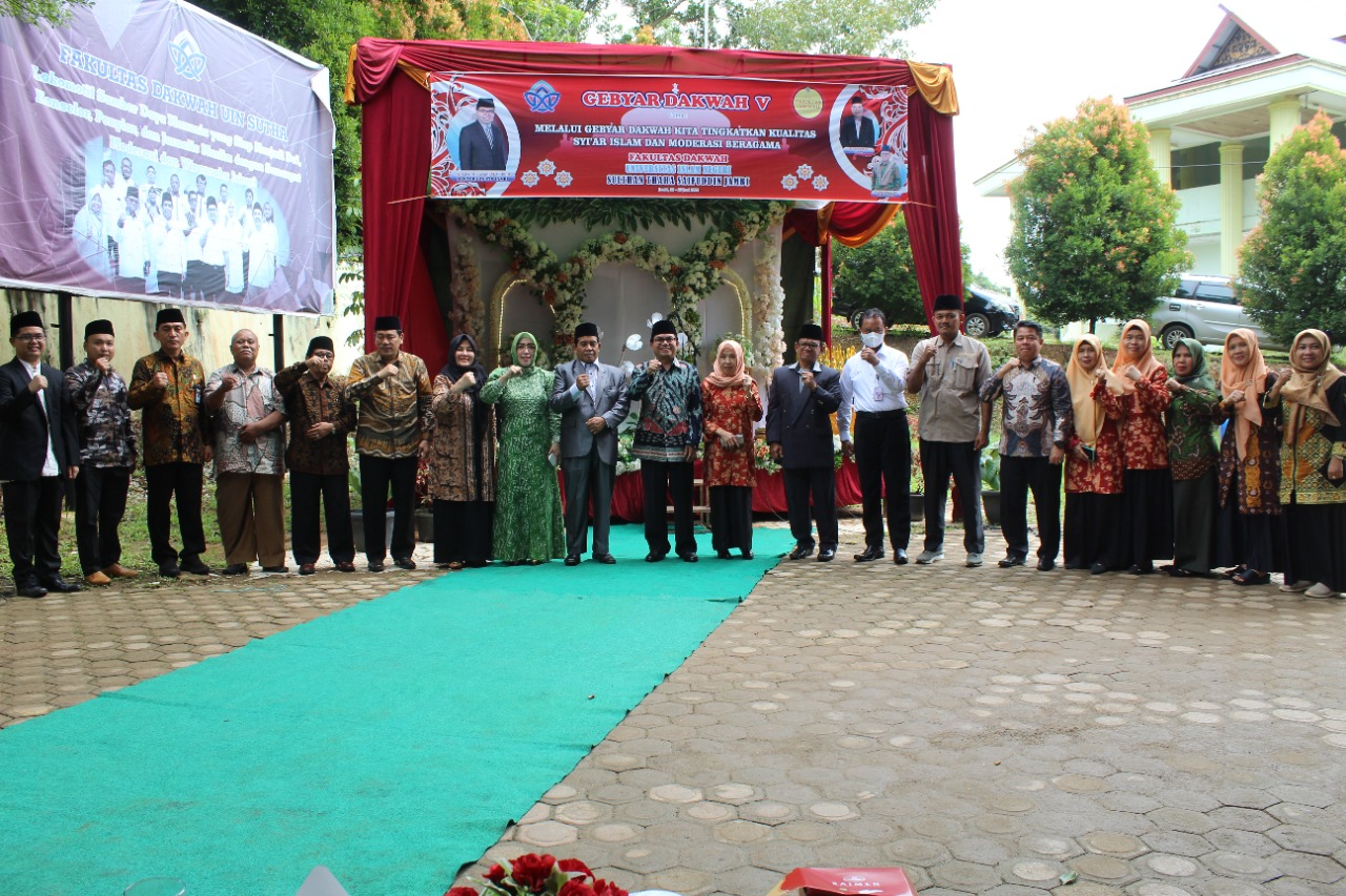 Para petinggi UIN STS Jambi berfoto bersama dalam Kegiatan Gebyar Dakwah di Kampus II Sungai Duren, Jaluko, Muaro Jambi.
