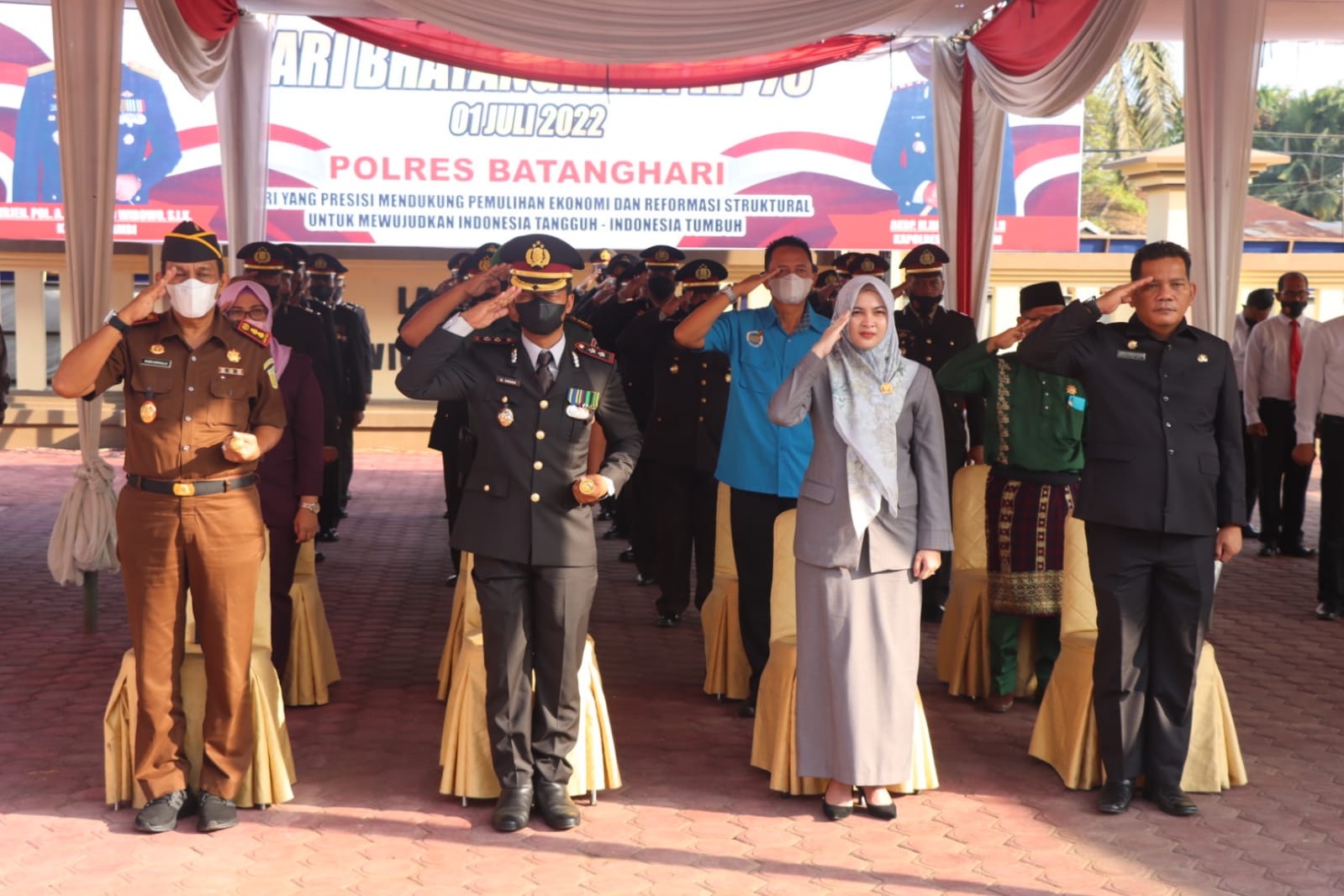 Upacara peringatan Hari Bhayangkara ke-76 di Lapangan Apel Wicaksana Laghawa Polres Batanghari.