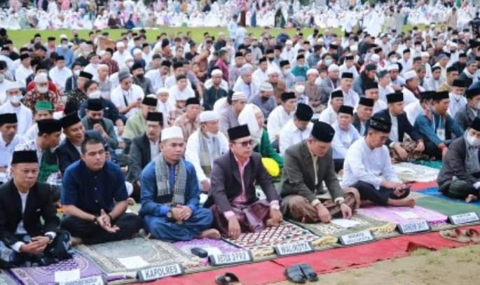 Wali Kota Sungai Penuh Ahmadi Zubir dan Wakil Wali Kota Sungai Penuh, Alvia Santoni menunaikan sholat Ied Idul Adha 1443 H di Lapangan Mardeka.