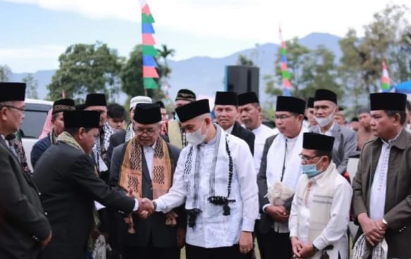 Bupati Adirozal Sholat Idul Adha di Lapangan Molten.