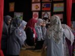 Mahasiswa (PGMI) Universitas Islam Negeri (UIN) Sultan Thaha Saifuddin Jambi gelar Pameran Seni Rupa dan Kerajinan Tangan.