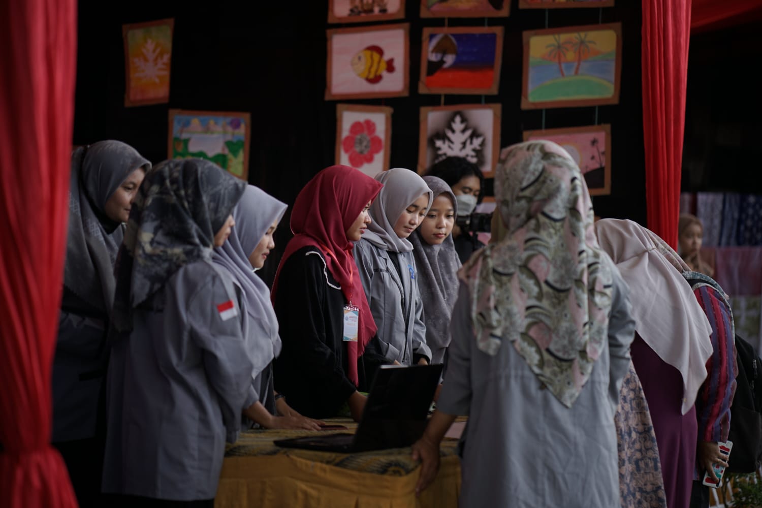 Mahasiswa (PGMI) Universitas Islam Negeri (UIN) Sultan Thaha Saifuddin Jambi gelar Pameran Seni Rupa dan Kerajinan Tangan.