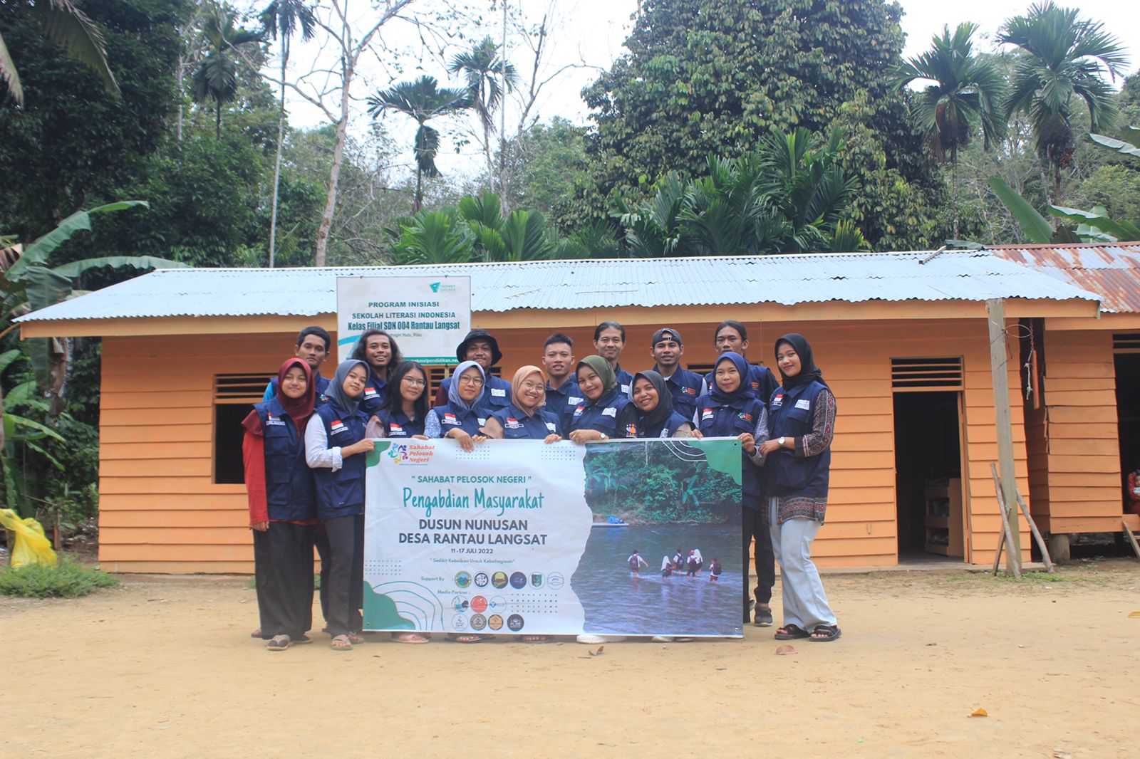 Para relawan Komunitas Sahabat Pelosok Negeri (SPN) berfoto bersama.