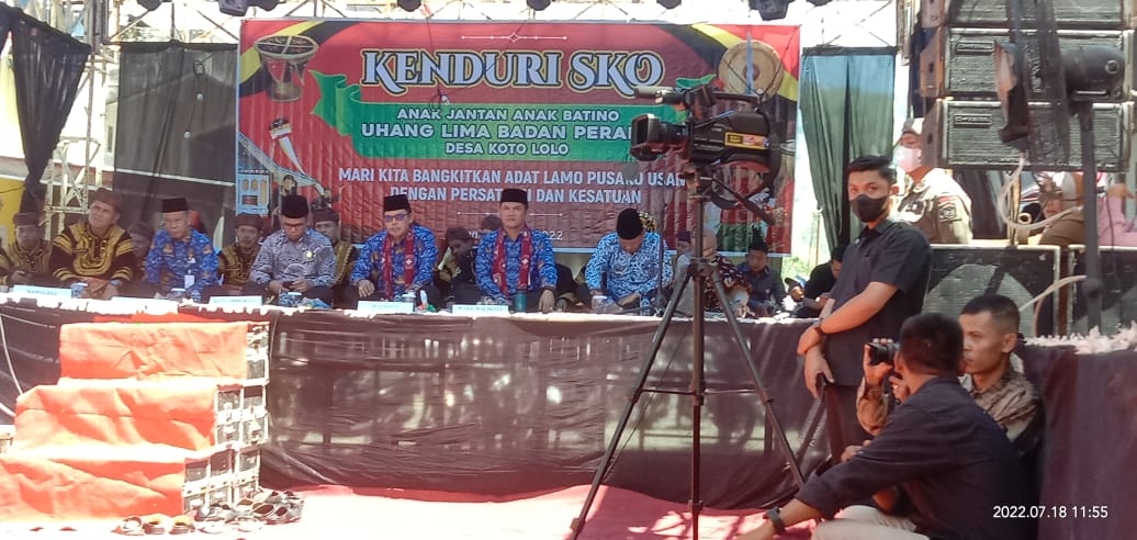 Wali Kota Sungai Penuh, Ahmadi Zubir dan Wakil Wali Kota Alvia Santoni menghadiri Kenduri Sko Desa Koto Lolo, Kecamatan Pesisir Bukit