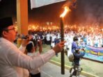 Wali Kota Sungai Penuh, Ahmadi Zubir melepas pawai obor sambut Tahun Baru Islam.