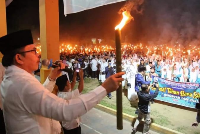 Wali Kota Sungai Penuh, Ahmadi Zubir melepas pawai obor sambut Tahun Baru Islam.