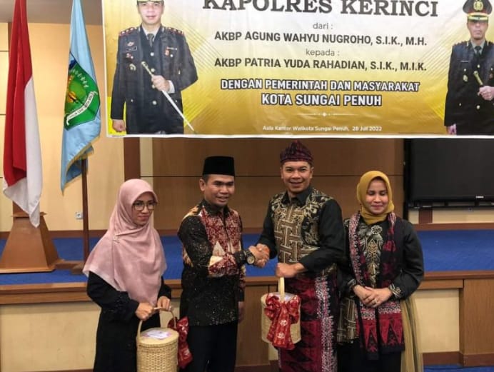 Ketua DPRD Sungai Penuh, H.Fajran berikan cenderamata kepada AKBP Agung Wahyu Nugroho.