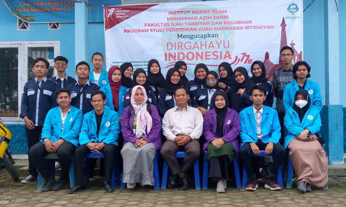 Ketua Prodi dan Mahasiswa Program Studi (Prodi) Pendidikan Guru Madrasah Ibtidaiyah (PGMI) Institut Agama Islam Muhammad Azim (IAIMA) Jambi berfoto bersama.(Foto:Raden Hasan Efendi/Jambipers.com)