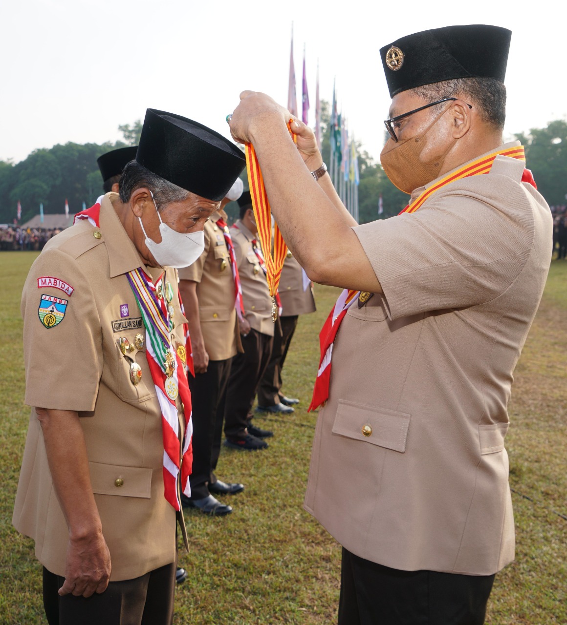 Ketua Kwarnas Gerakan Pramuka, Komjen Pol (Purn) Drs.Budi Waseso menyematkan penghargaan Lencana Melati kepada Wakil Gubernur Jambi Drs.H.Abdullah Sani,M.Pd.I.