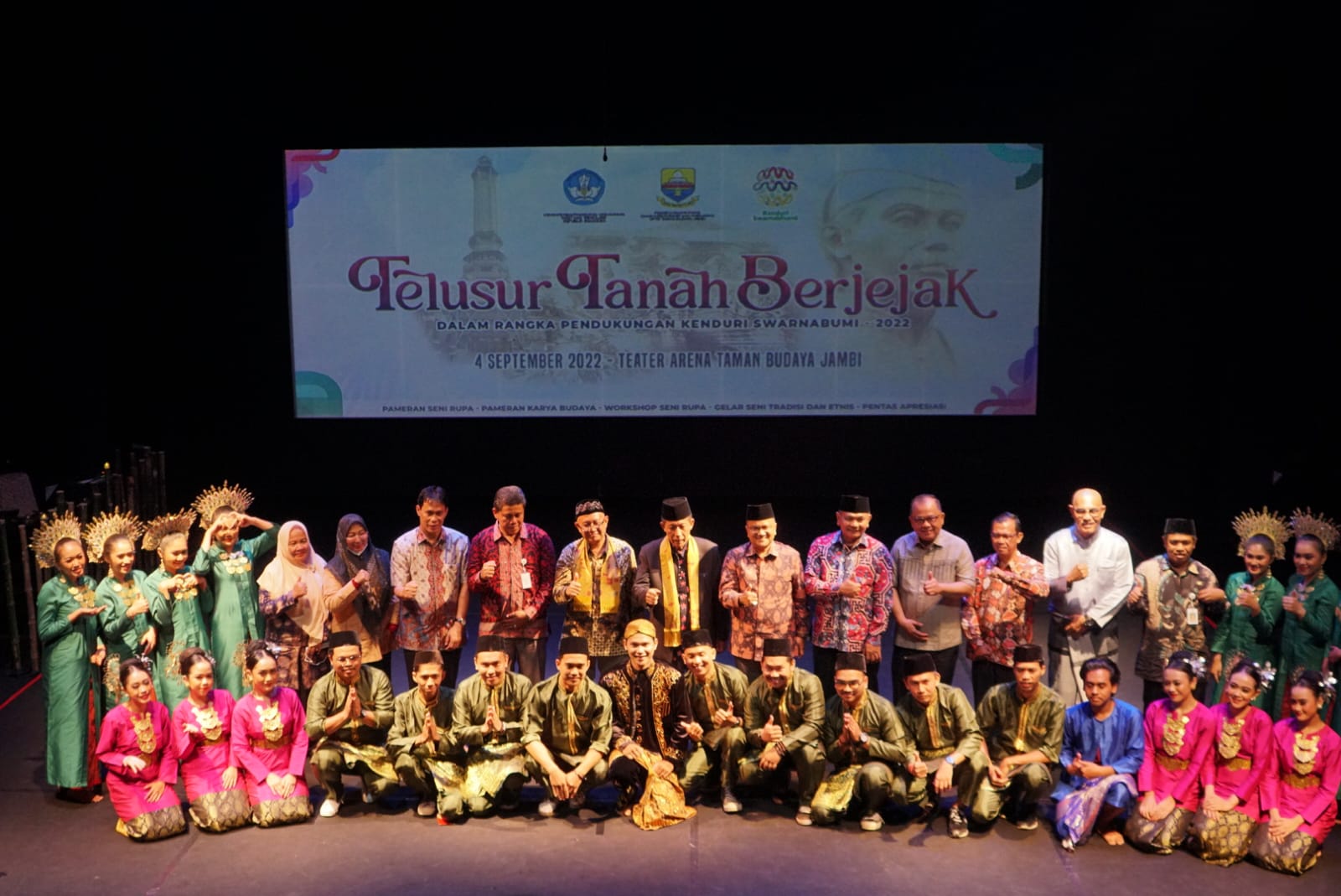 Wakil Gubernur Jambi Drs.H.Abdullah Sani,M.Pd.I., berfoto bersama pada pembukaan Pameran Seni Rupa Tahun 2022.
