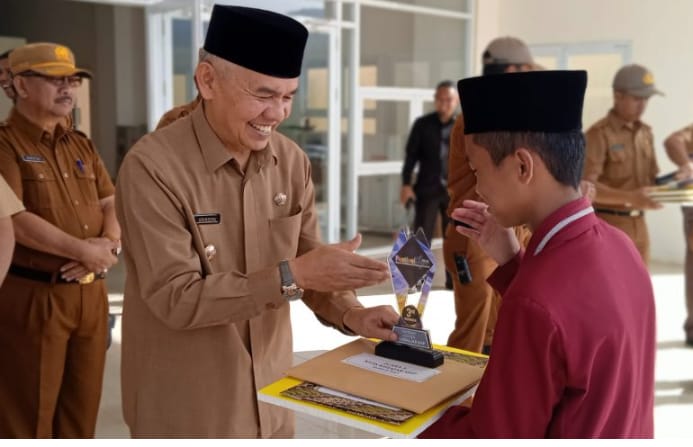 Bupati Kerinci Adirozal