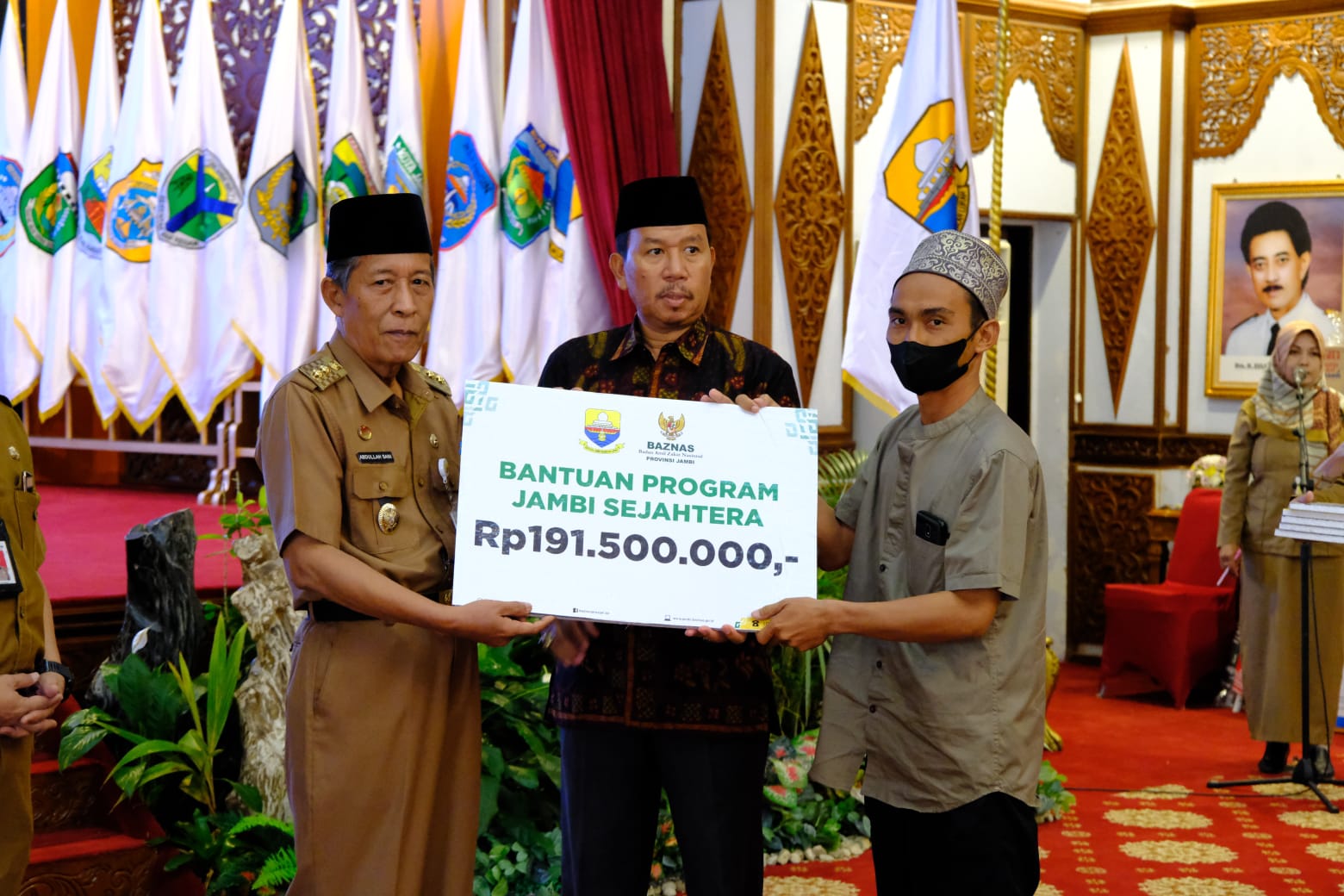 Sani menyerahkan secara simbolis pendistribusian dan pendayagunaan zakat, infak dan sedekah Baznas Provinsi Jambi